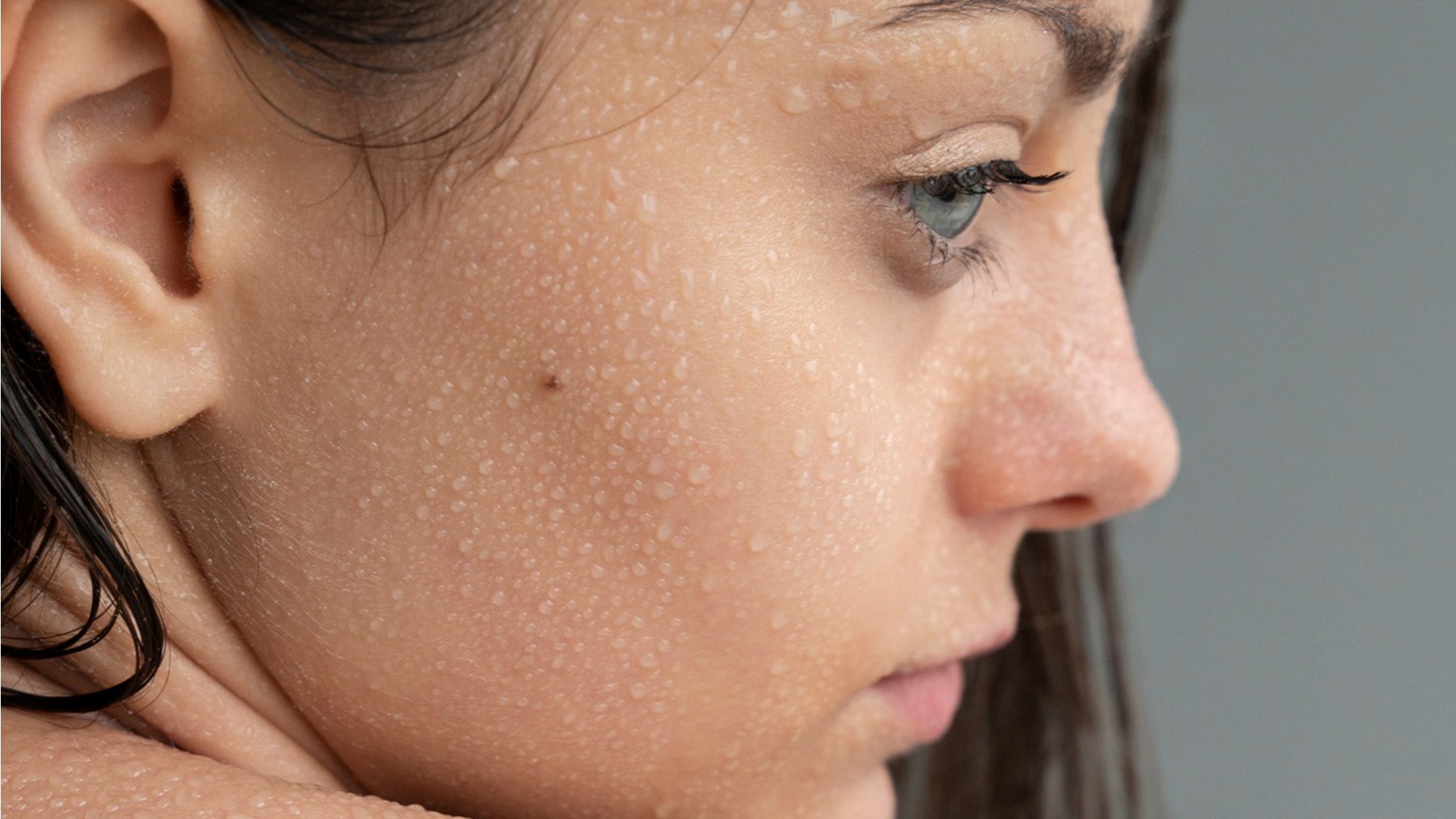 ¿Clima húmedo? Cómo controlar el brillo extremo en tu rostro y rescatar tu "glow" natural