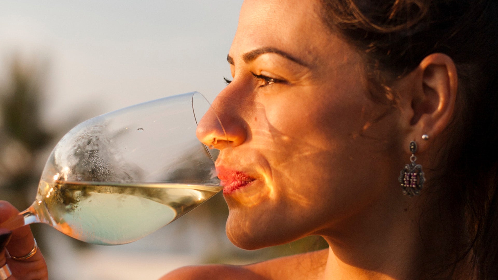 ¿Una copa de más? Esto es lo que el alcohol le hace a tu piel (y cómo devolverle la vida en 3 pasos)