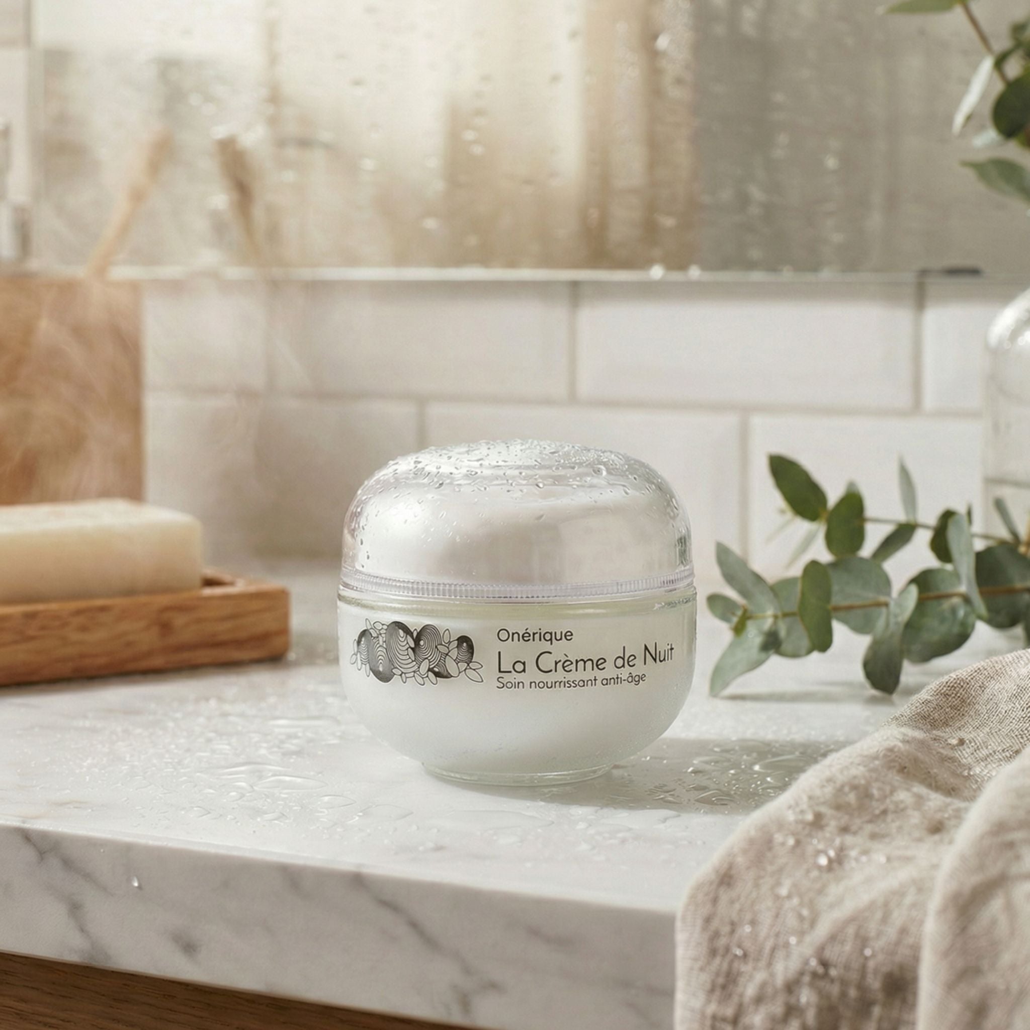 Rutina de cuidado facial desde el baño con La Crème de Nuit de Onérique.