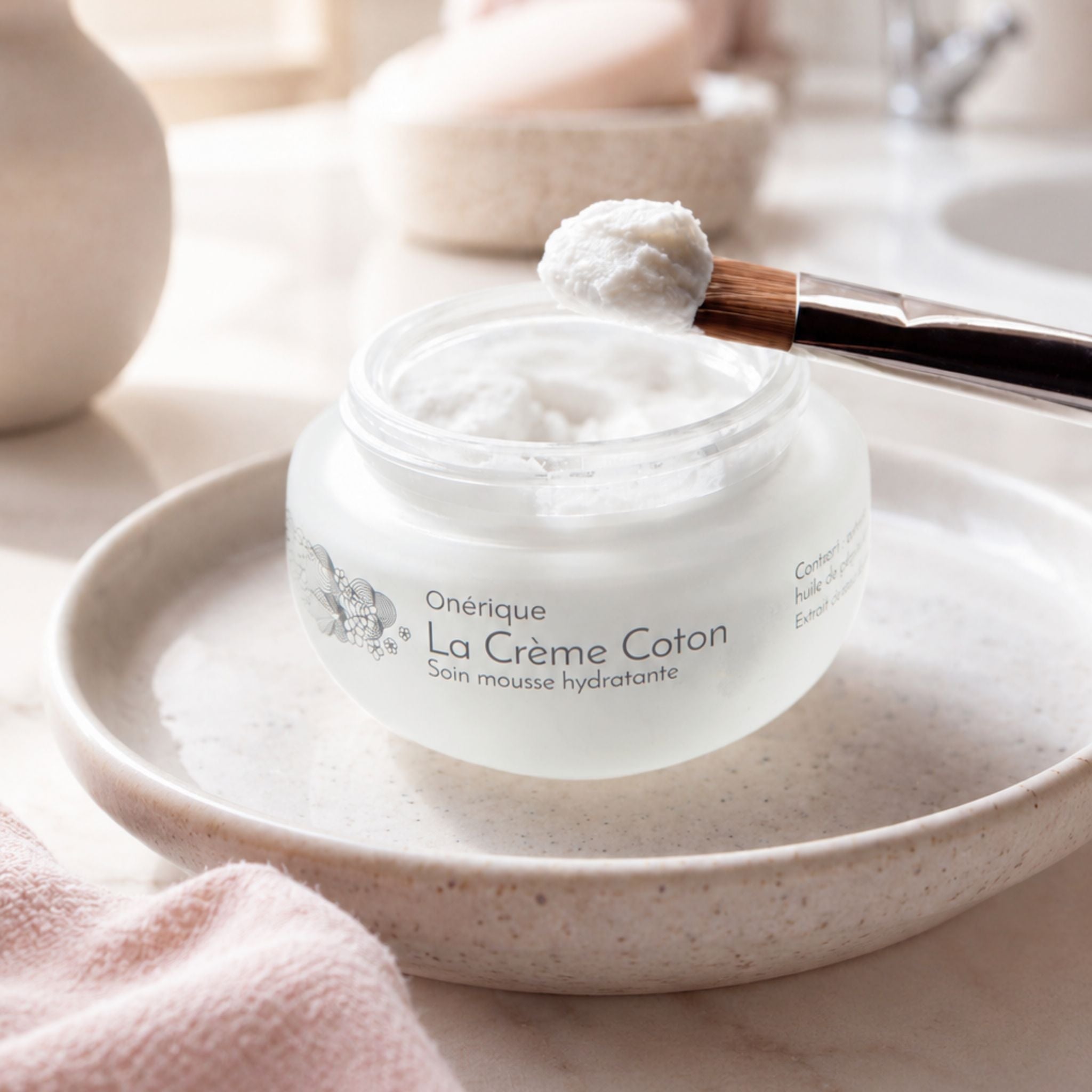 Textura ligera de la crema hidratante facial La Crème Coton de Onérique.